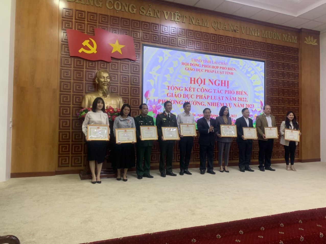 Đồng chí Dương Huyền Sâm, Chánh Thanh tra Sở Nông nghiệp vinh dự được nhận Bằng khen của Chủ tịch UBND tỉnh Lai Châu