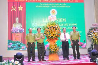 Đ/c Tống Thanh Hải, UVBTV Tỉnh ủy, Phó Chủ tịch TT UBND tỉnh tặng hoa chúc mừng